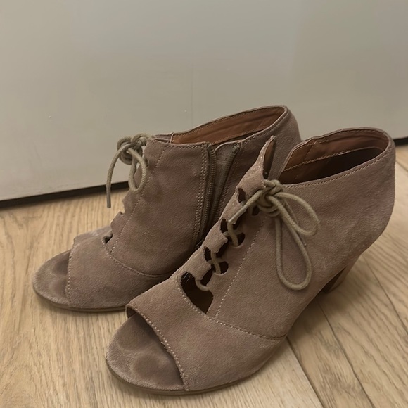 Heels - Picture 1 of 7